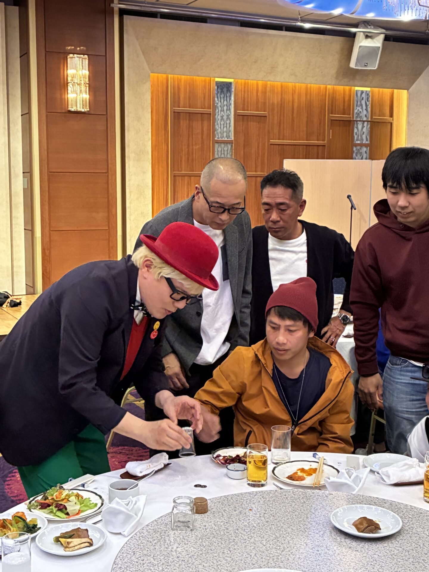 忘年会でのマジックショーの様子
